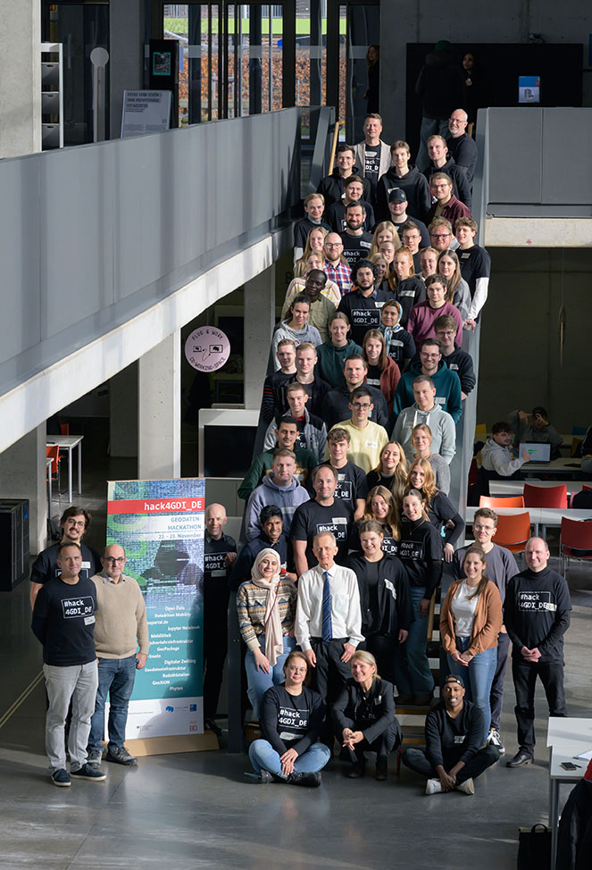 Beteiligte des #hack4GDI_DE 2024 Personen auf einer langer Treppe für Foto positioniert