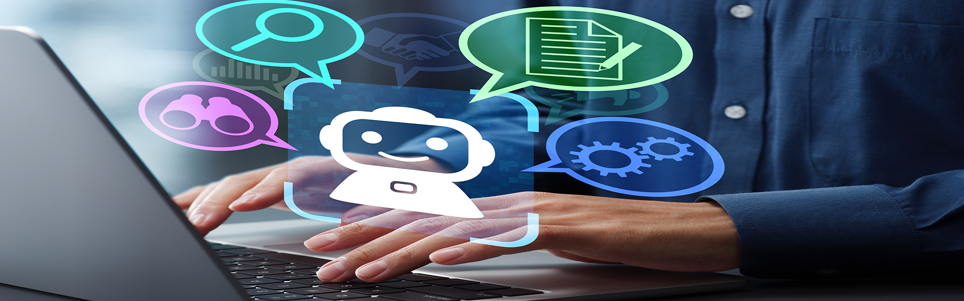 auf Laptop tippen mit Sprechblasen, Liste und Fragezeichen über Tastatur schwebend