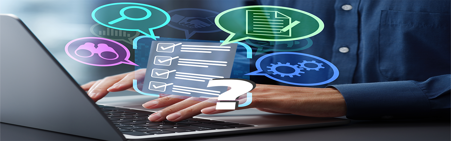 Person tippt auf Laptop, Liste und Sprechblasen