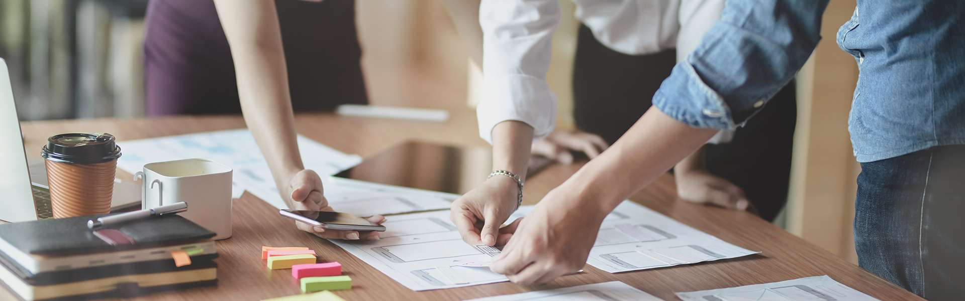 Review des Architektur-Dokument „Vorgaben der GDI-DE zur Bereitstellung von Downloaddiensten“ Personen die an einem Tisch arbeiten