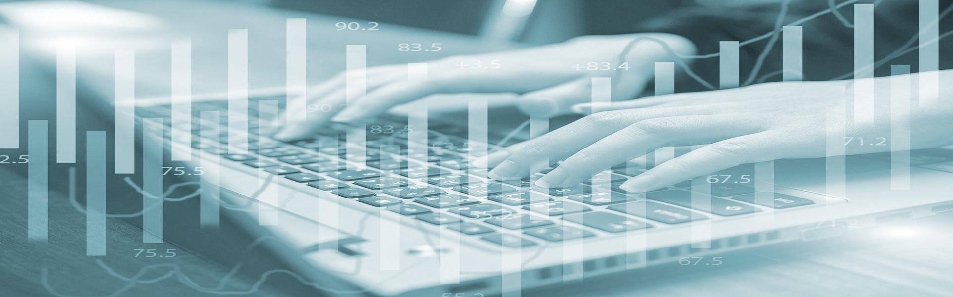 Person tippt auf Laptoptastatur