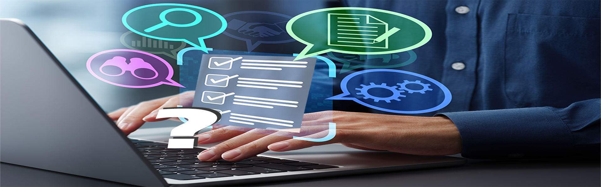 Person tippt auf Laptop und Liste im Vordergrund
