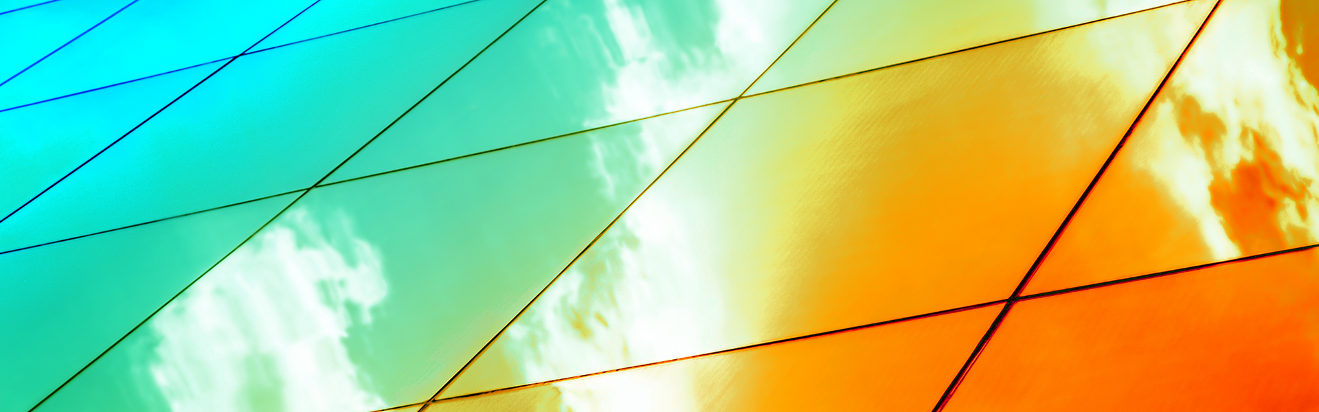 Glasfassade spiegelt in verschiedenen Farben