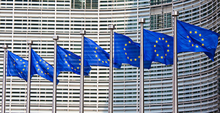 Europaflaggen vor Gebäude