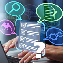 Person tippt, liste und Sprechblasen mit Symbolen